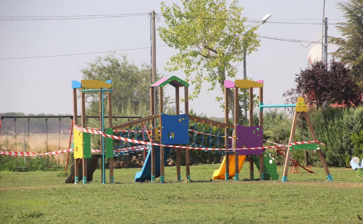 Parque infantil de Campo de Cuéllar, en Segovia, precintado y cerrado desde este jueves. 