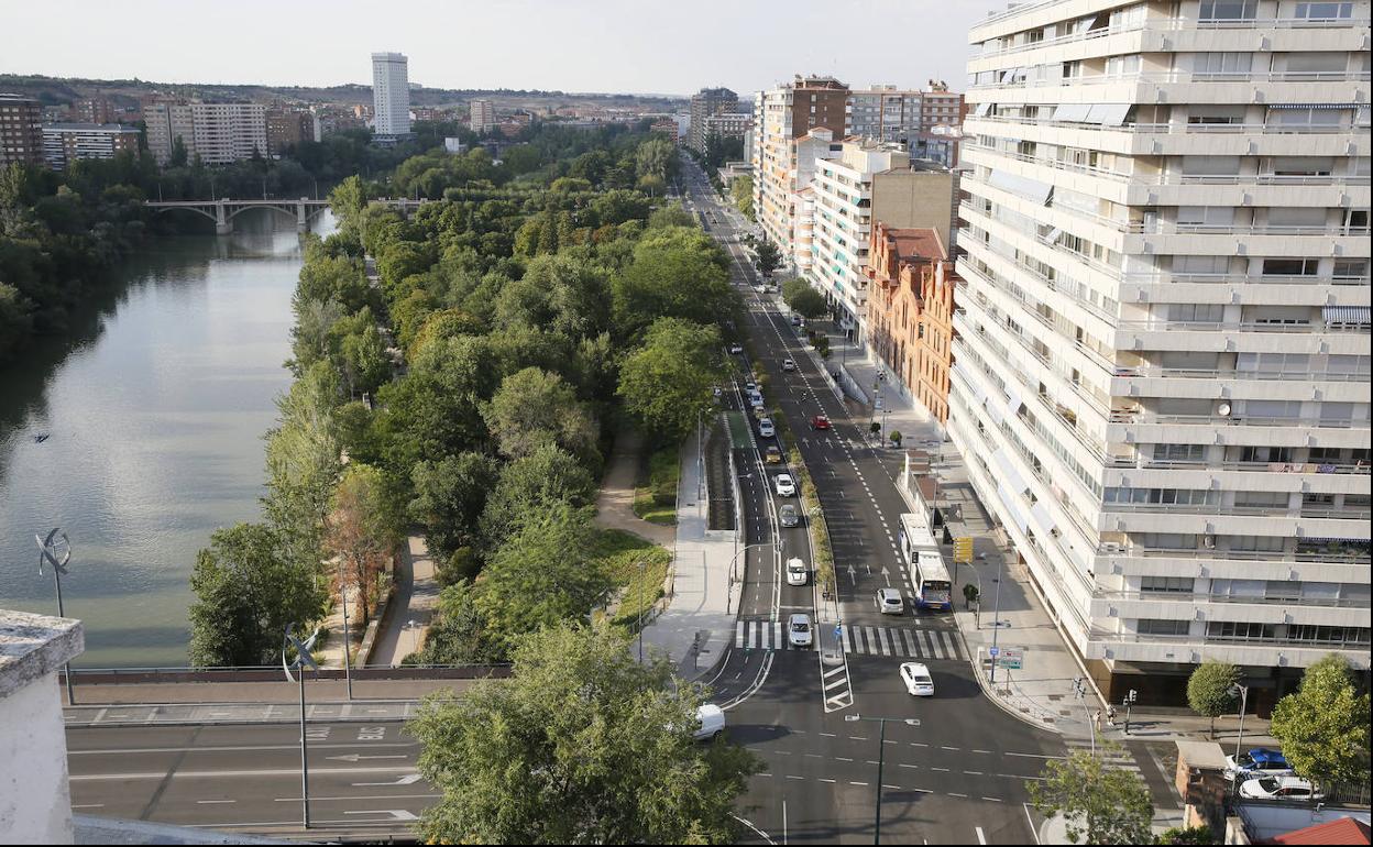 El Paseo de Isabel la Católica tras la implantación del nuevo carril para bicis. 