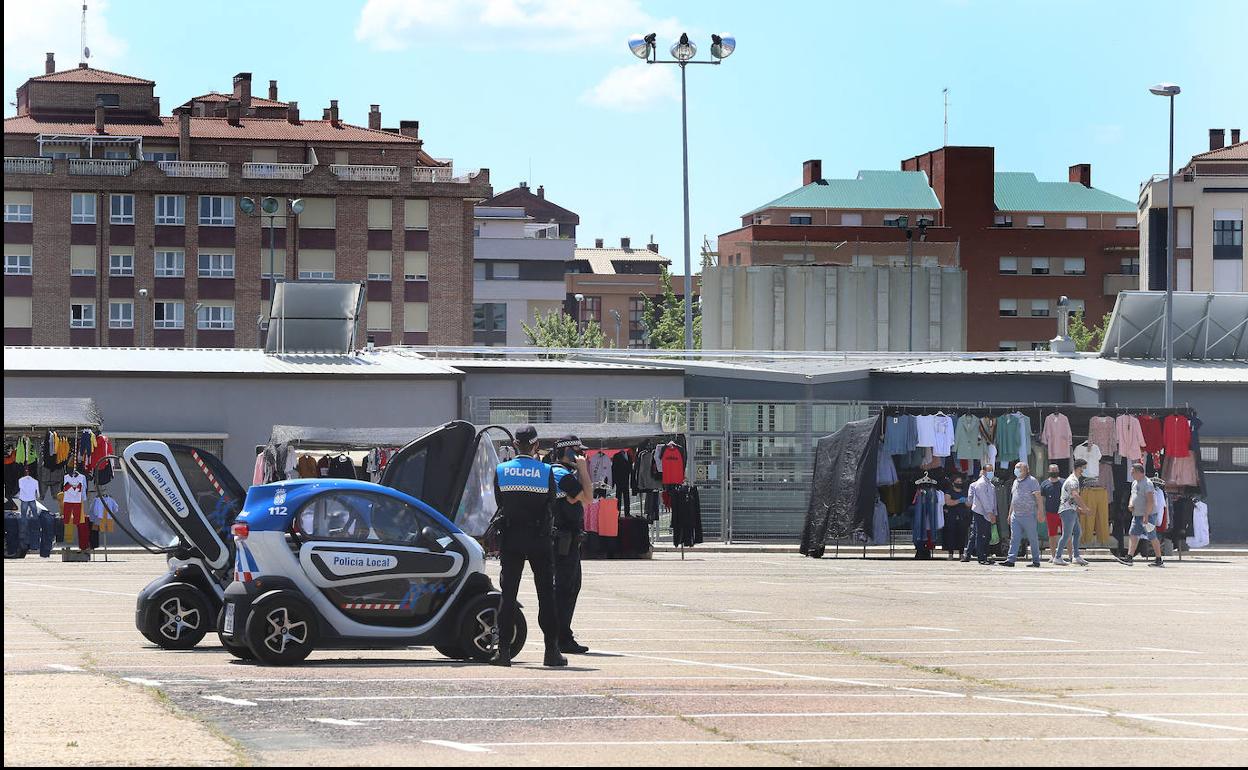 Dos policías locales controlan el mercadillo de Campos Góticos.