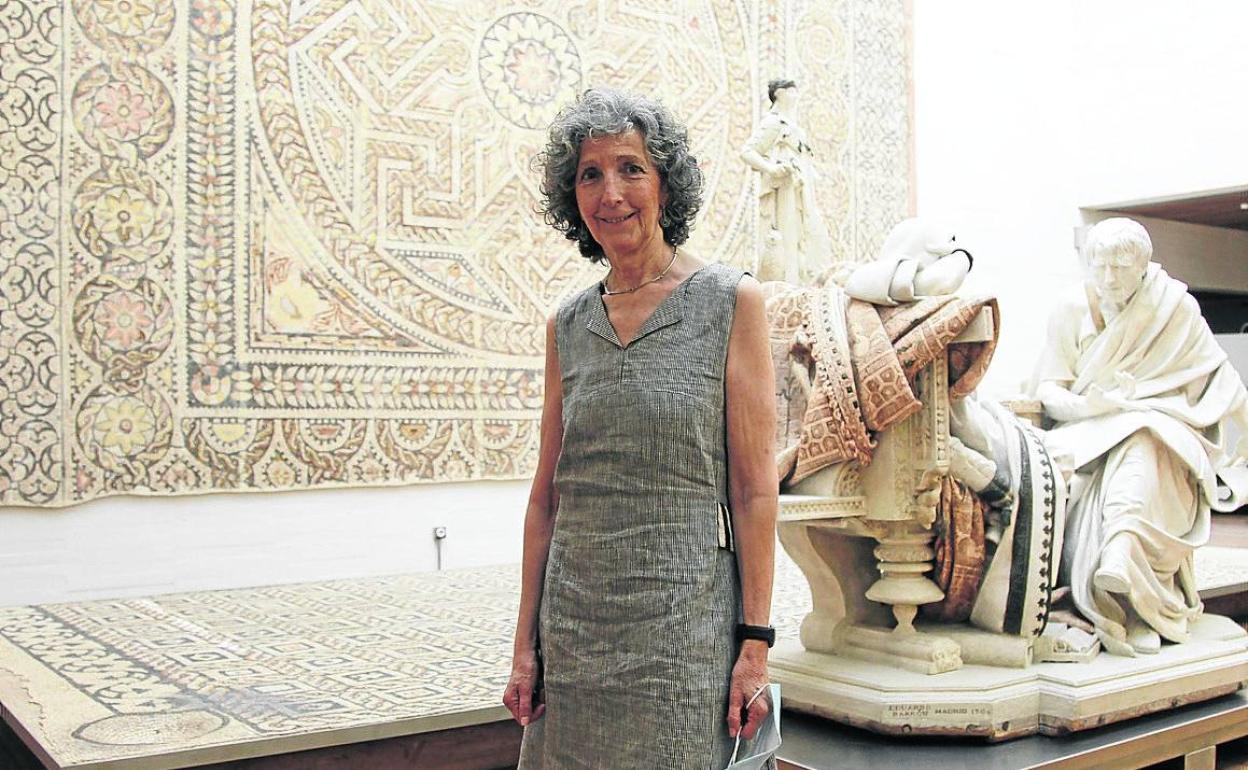 La directora, Rosario García Rozas, en la sala dedicada a la romanización. 