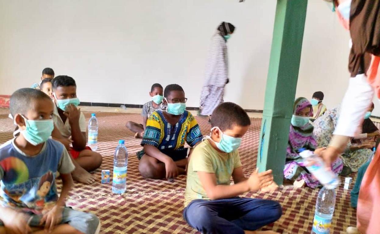 Un grupo de niños, en una escuela de los campamentos saharauis, dentro del programa alternativo a las Vacaciones en Paz. 