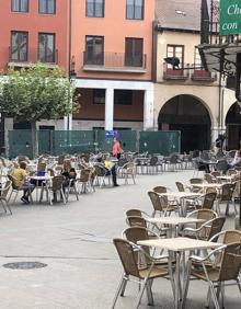 Imagen secundaria 2 - Imágenes de las calles de Aranda, con pocos vecinos y comercios cerrados.