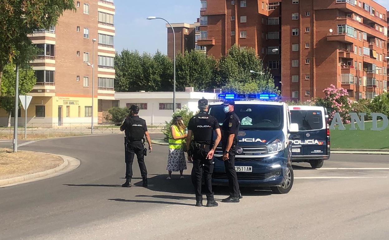 Los agentes controlan los accesos a Aranda de Duero.