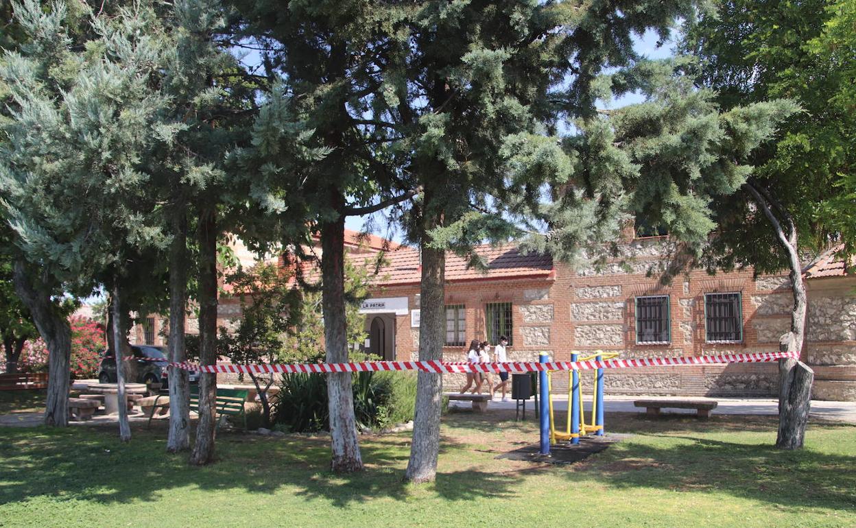 Parque precintado y clausurado en la pedanía de Campo de Cuéllar. 