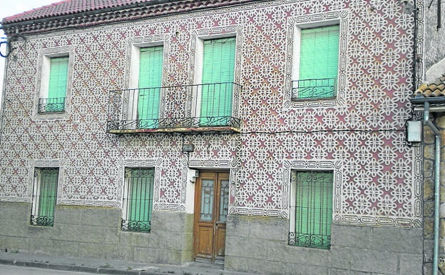 Imagen principal - Arriba, ejemplo de arquitectura tradicional; ermita de Nuestra Señora del Buen Suceso y San Pedro de Acedos. 