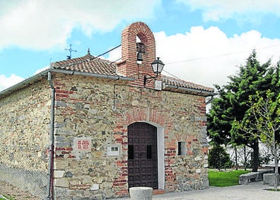 Imagen secundaria 1 - Arriba, ejemplo de arquitectura tradicional; ermita de Nuestra Señora del Buen Suceso y San Pedro de Acedos. 