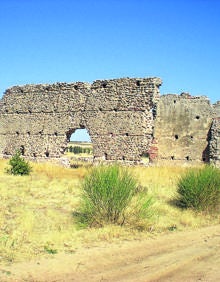 Imagen secundaria 2 - Arriba, ejemplo de arquitectura tradicional; ermita de Nuestra Señora del Buen Suceso y San Pedro de Acedos. 