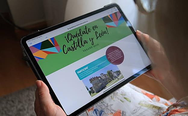 Una usuaria del portal observa la página web, 