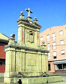 Imagen secundaria 2 - Arriba, el edificio del Frontón Cinema; debajo, ermita del Santo Cristo de la Expiración y fuente del Caño del Obispo, mandada construir por Fray Sebastián.