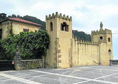 Imagen secundaria 1 - Arriba, terrazas en el paseo marítimo. En medio, Palacio de Narros. Abajo, contador de bañistas en la playa.