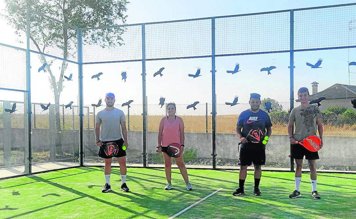 Participantes durante la jornada de ayer en el I Torneo de Pádel organizado en Rollán tras la construcción de la pista. 