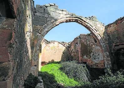 Imagen secundaria 1 - Arriba, uno de los murales de 'VegArte'; debajo, a la izquierda, restos de la iglesia de Tirados de la Vega y a la derecha, fuente de Tirados, recuperada en 2018 por voluntarios, vecinos y trabajadores municipales. 