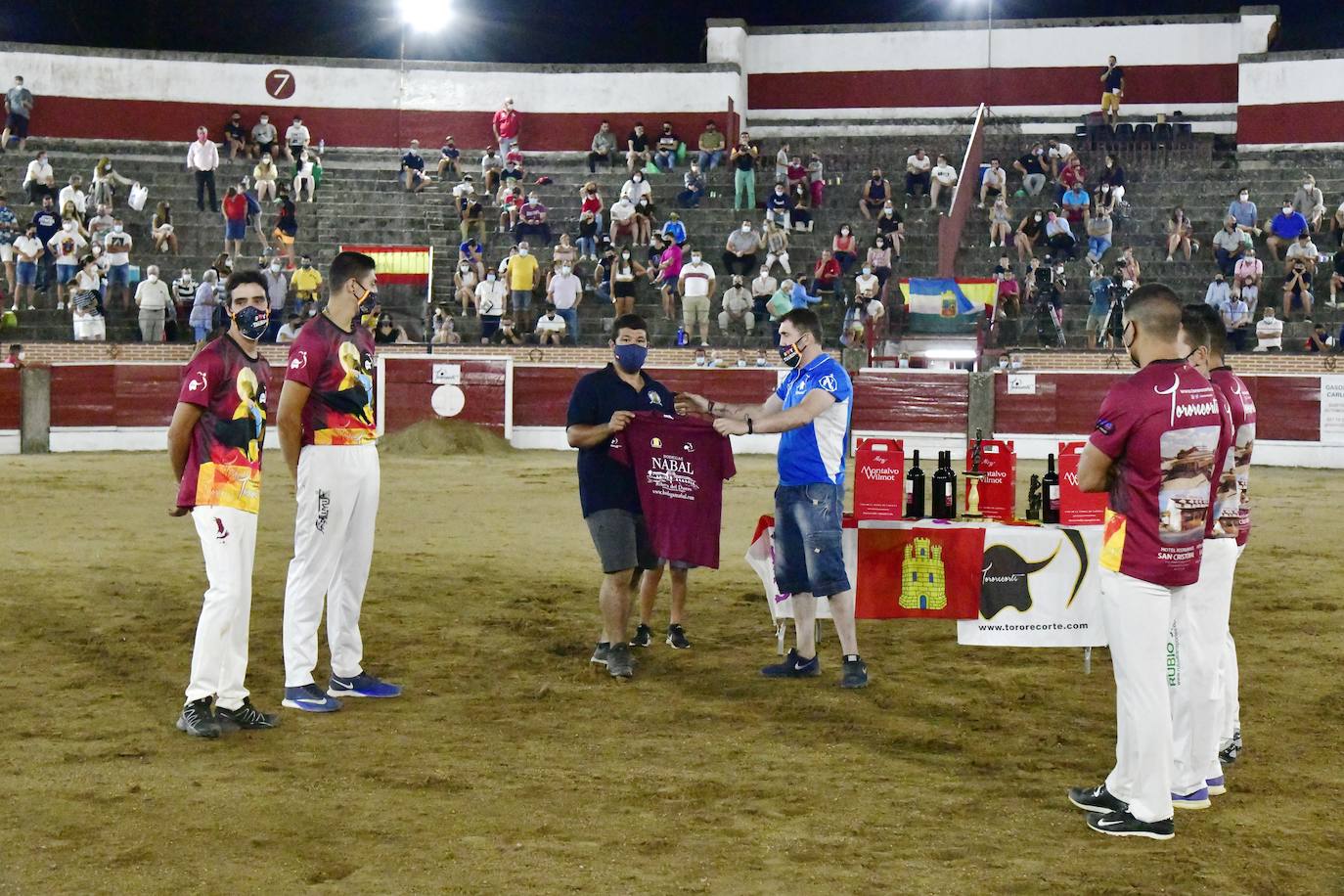 Foto de familia de los recortadores que participaron en el concurso de este viernes en El Espinar. 