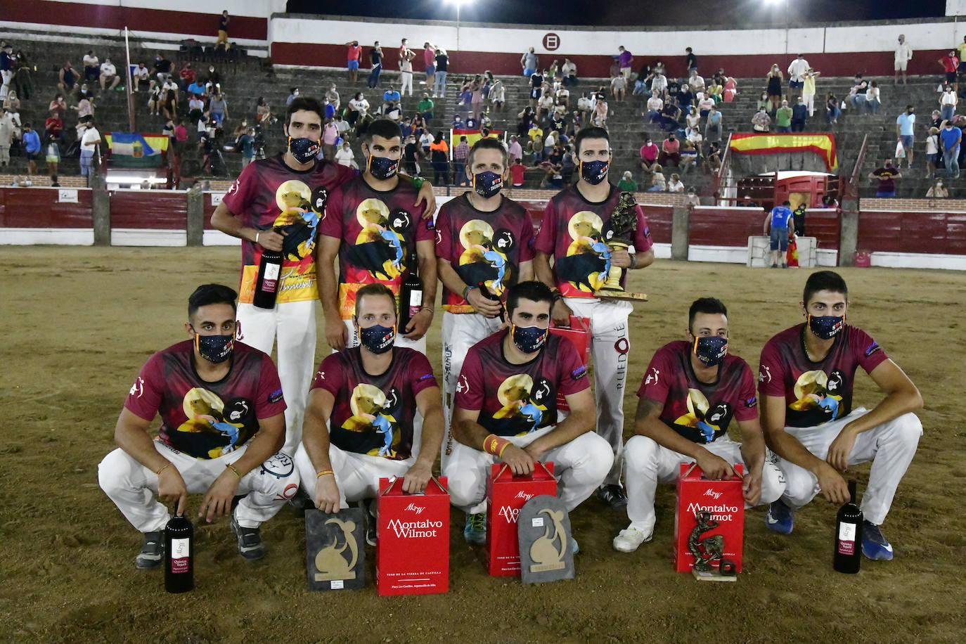 Foto de familia de los recortadores que participaron en el concurso de este viernes en El Espinar. 