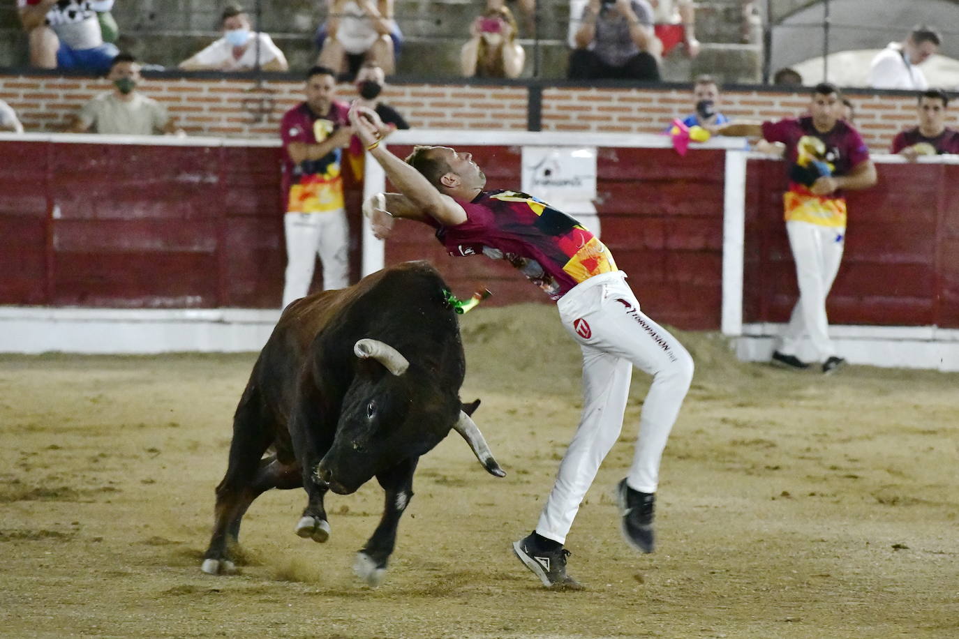 Foto de familia de los recortadores que participaron en el concurso de este viernes en El Espinar. 