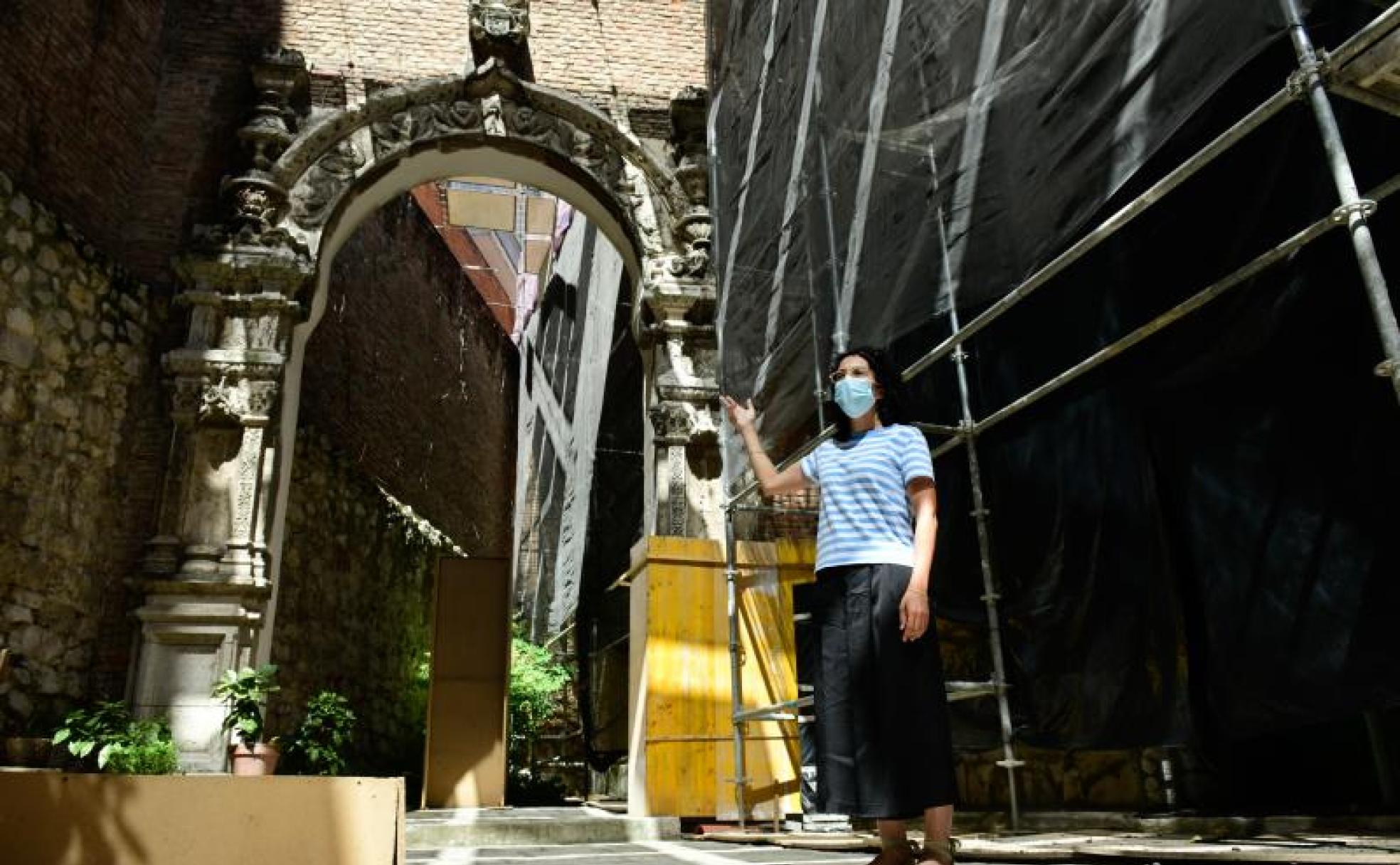 Vanessa Pollán, conservadora de la Casa Cervantes, junto a un arco colocado en elpatio interior del edificio. 