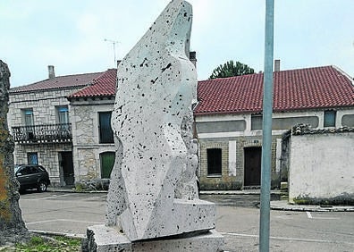 Imagen secundaria 1 - Arriba, antiguo lavadero de Montemayor; monumento en piedra a la solidaridad y cruz del Pico, a la entrada del pueblo. 