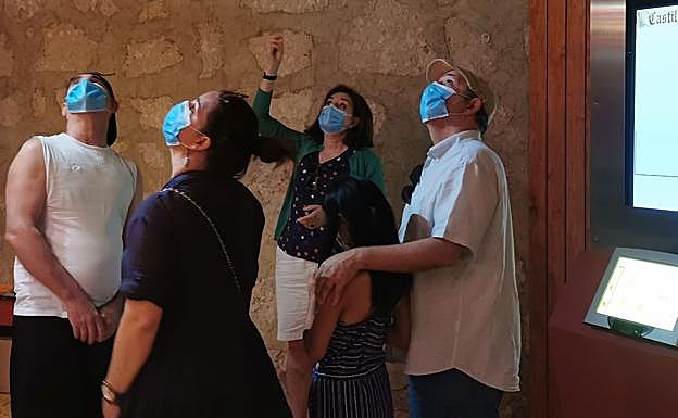 Un grupo y su guía en el centro de interpretación de los Comuneros.