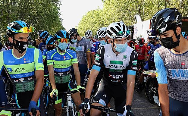 Los corredores, mascarillas en ristre, antes de partir del paseo central del Campo Grande. 
