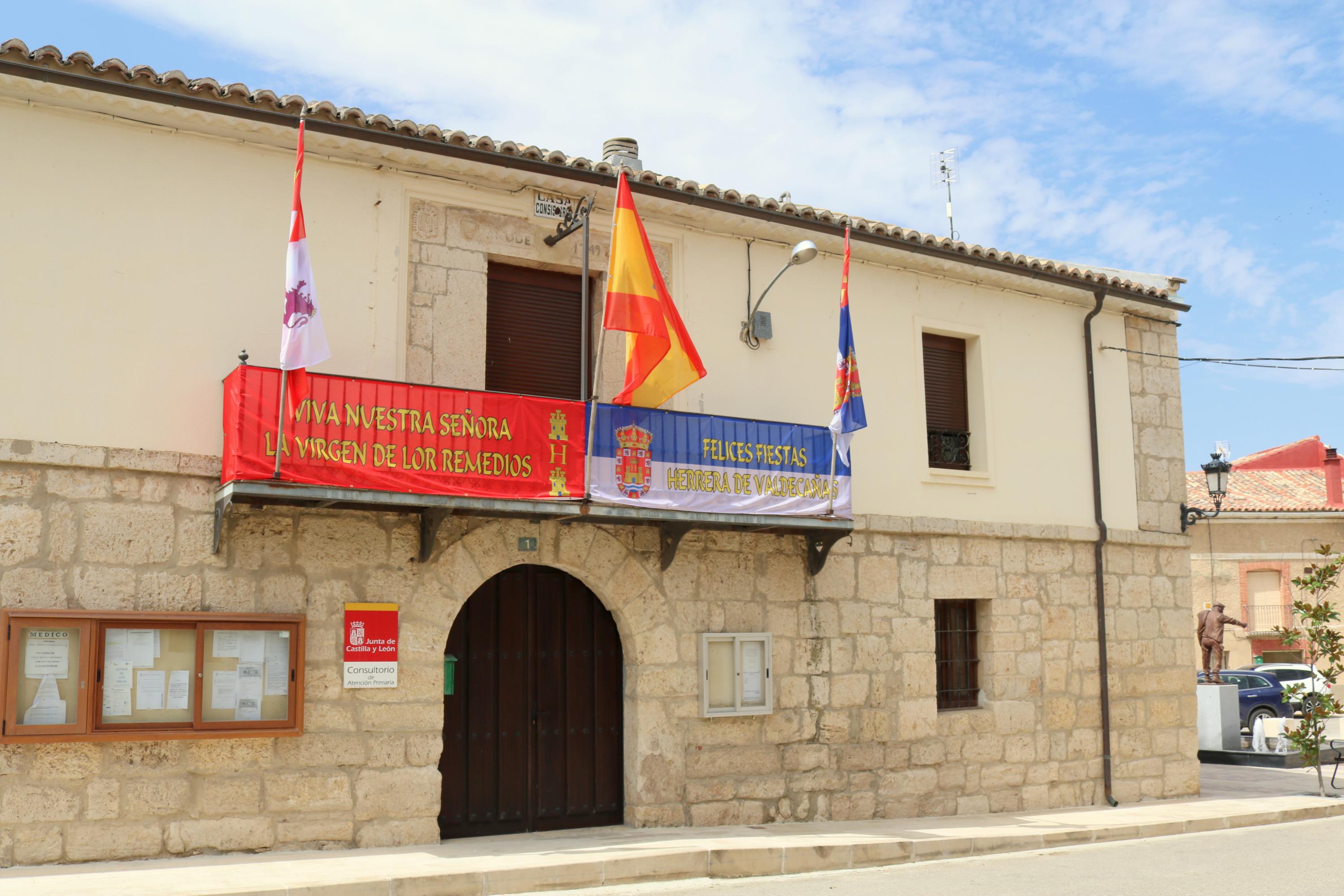 La Corporación Municipal visitó a todos los vecinos para entregarles la merienda