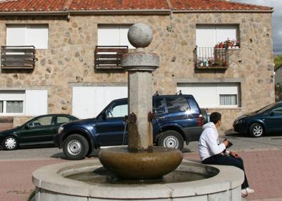 Imagen secundaria 1 - Un momento de la misa en honor de San Lorenzo del año pasado. Abajo una de las fuentes de la localidad y la alcaldesa, Jennifer Berzal.