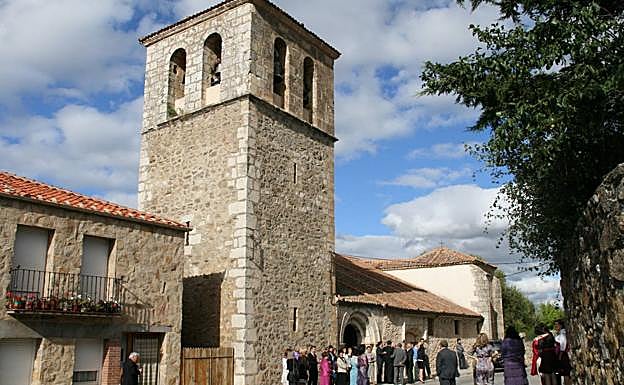 Imagen principal - Un momento de la misa en honor de San Lorenzo del año pasado. Abajo una de las fuentes de la localidad y la alcaldesa, Jennifer Berzal.