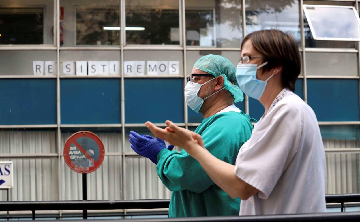 Profesionales medicos aplauden, en abril, frente al hospital Virgen de la Vega, en Salamanca. 