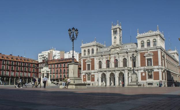 Sancionado por no llevar mascarilla e increpar a los transeúntes en la Plaza Mayor de Valladolid