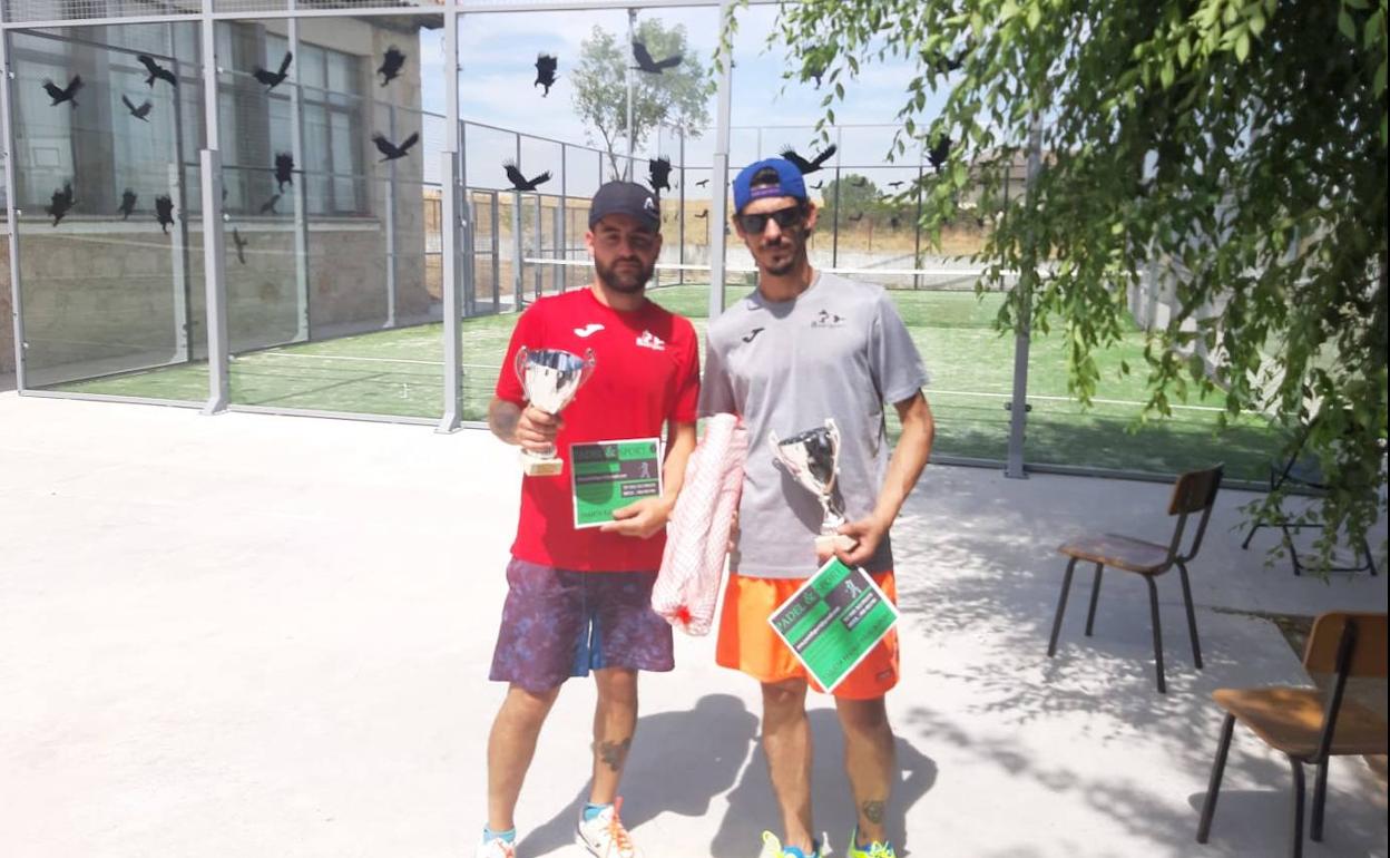 Víctor y Jose María, ganadores del concurso de pádel. 