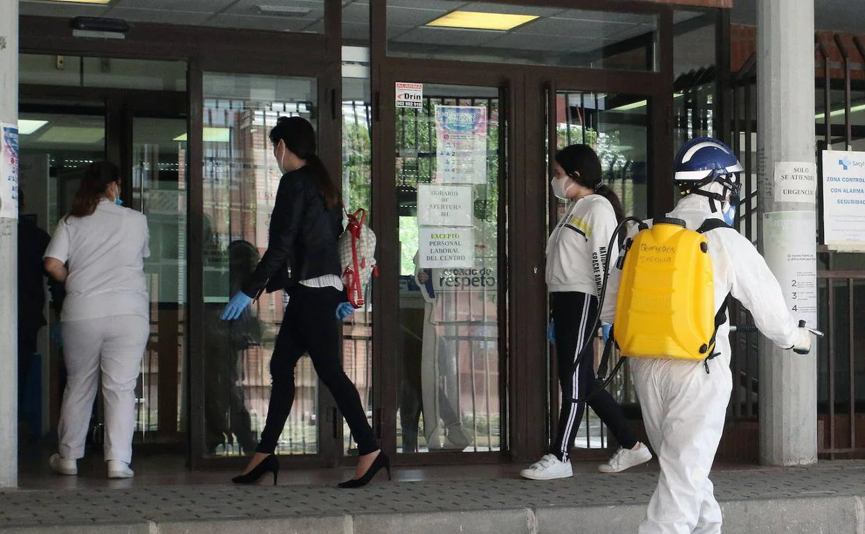 Desinfecciión en el acceso al centro de salud de La Albuera, en Segovia, durante la pandemia. 