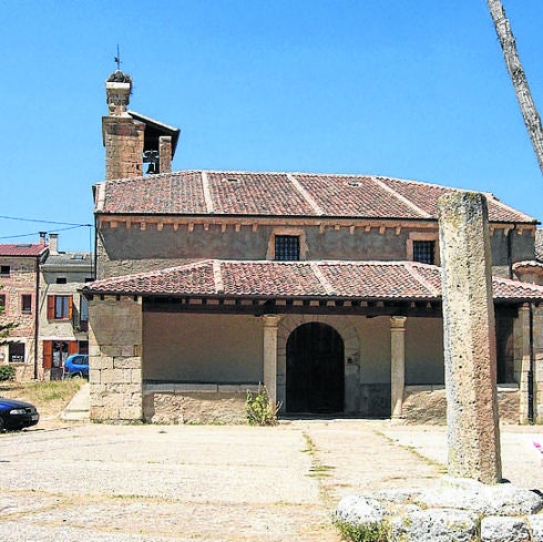 La iglesia de San Mamés y, en frente, el rollo. 