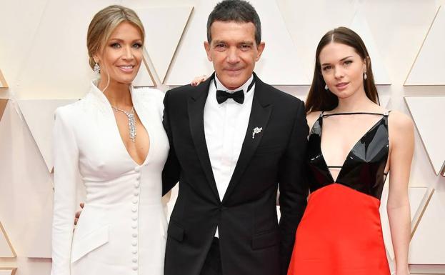 Antonio Banderas en la última gala de los Oscar, junto a su pareja, Nicole Kimpel, y su hija Stella del Carmen.