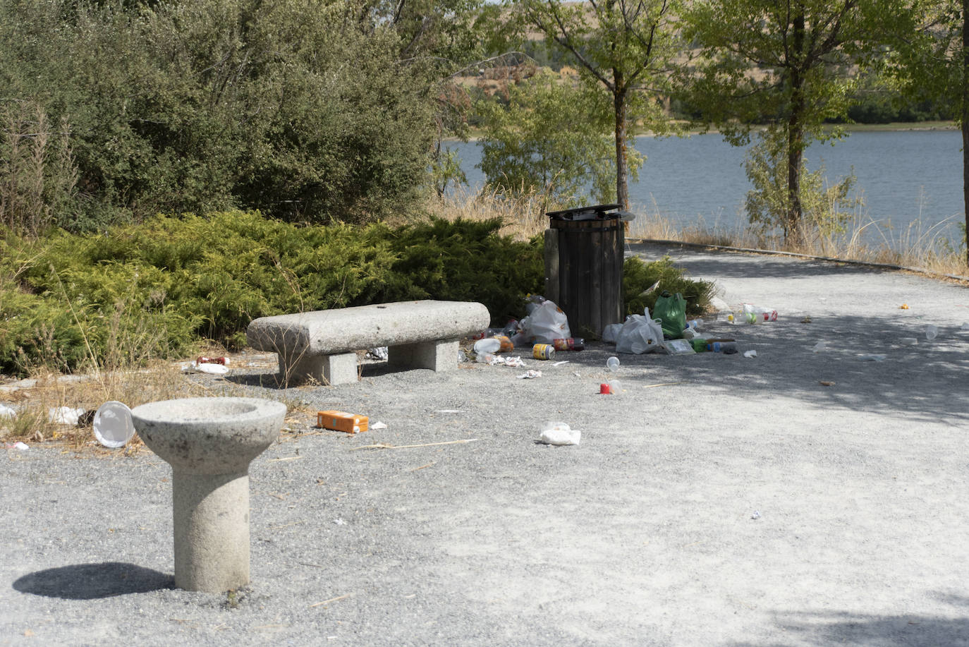 Basura esparcida en una zona de descanso del área del Pontón Alto. 