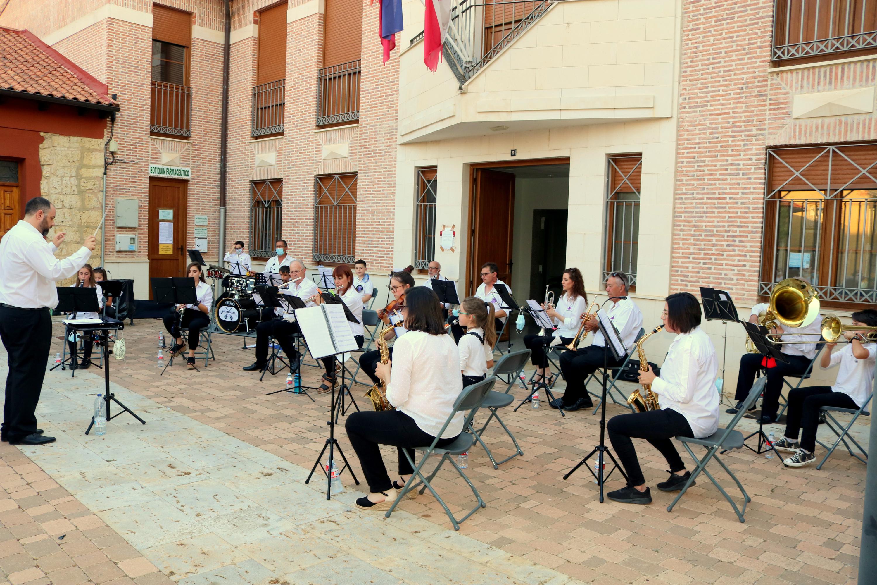 Actuación de la Banda de Música Comarcal de la ACJB en Fuentes de Valdepero