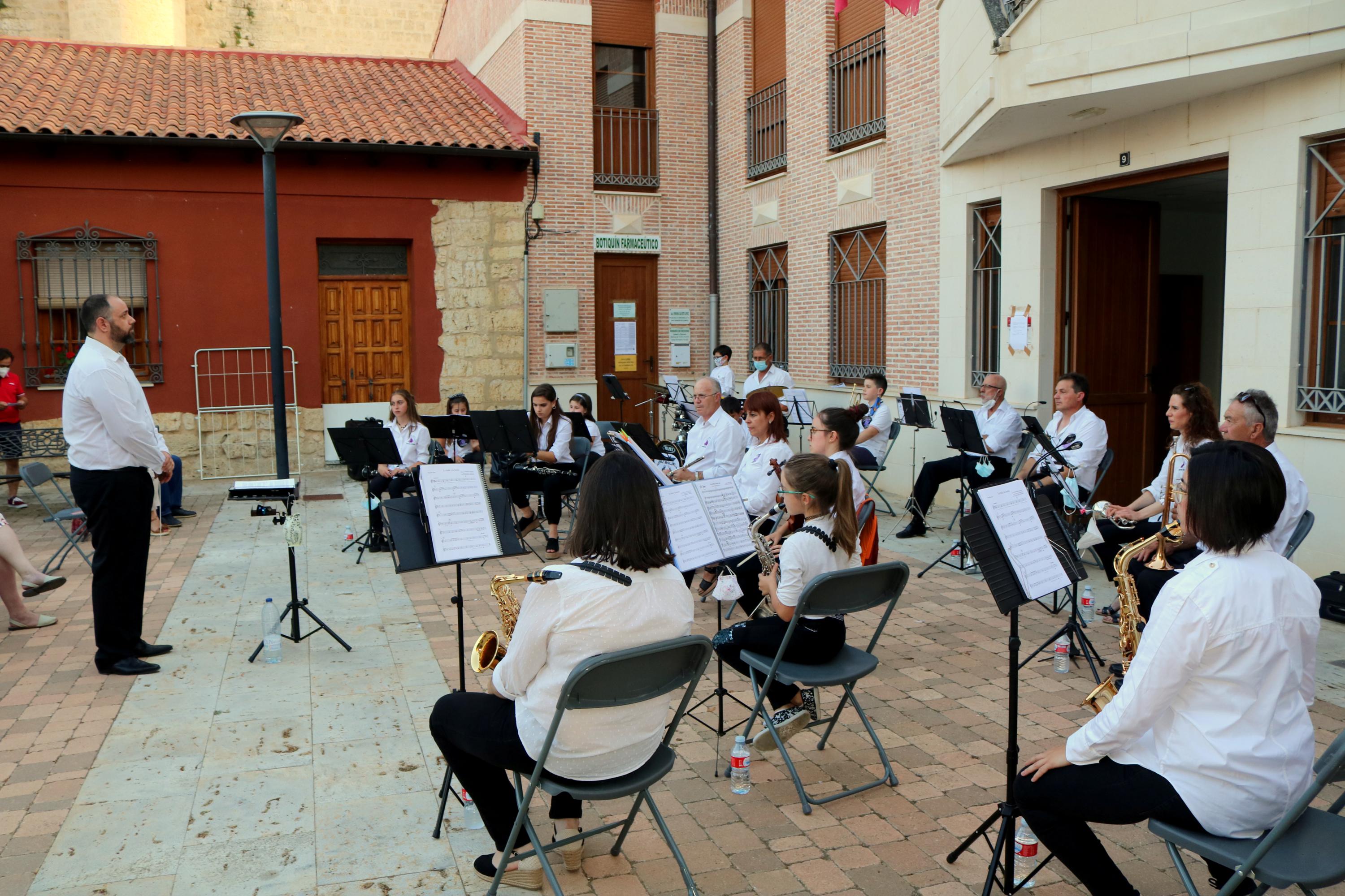 Actuación de la Banda de Música Comarcal de la ACJB en Fuentes de Valdepero