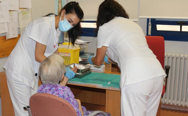 La Junta criba las residencias con test para los no infectados en la primera ola