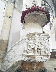 Imagen secundaria 2 - Arriba, iglesia de San Martín, desde el coro; torreón del Castillo y púlpito de la Iglesia de San Martín. 