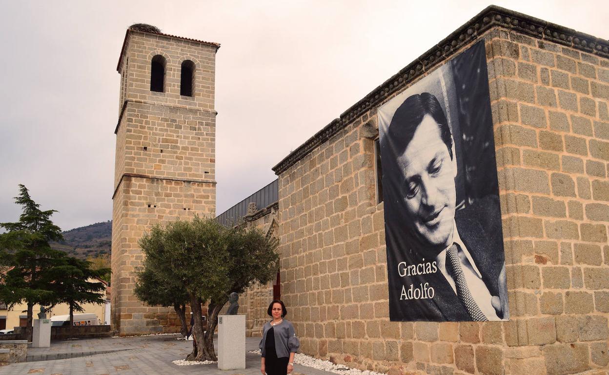 Cristina Blanco, gerente del Museo, junto a la sede del mismo.