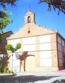 Imagen secundaria 2 - Arriba, exterior del edificio del Centro de Día de Navas de Oro; torre de la desaparecida iglesia de Santa María, en el que fue barrio de Cuéllar. La base es románica y ermita del Cristo del Humilladero. 