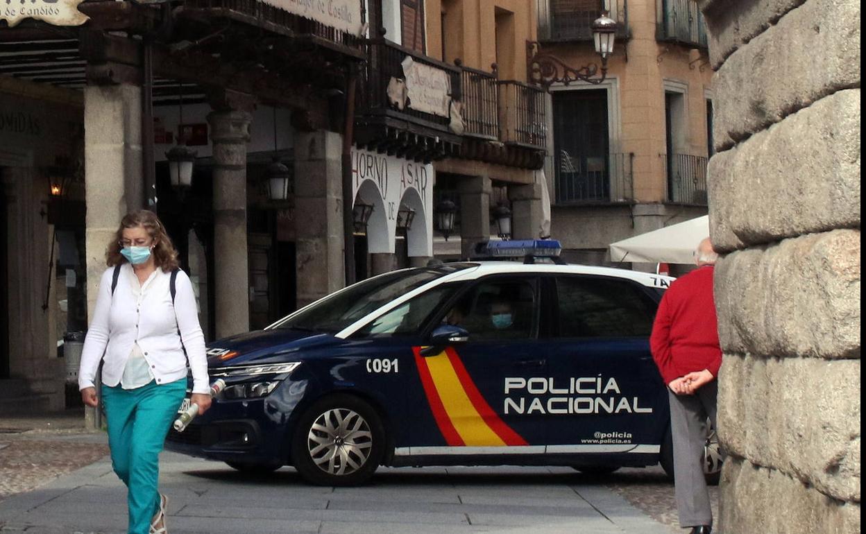 Un coche de la Policía Nacional patrulla estos días por el Aziguejo de Segovia. 