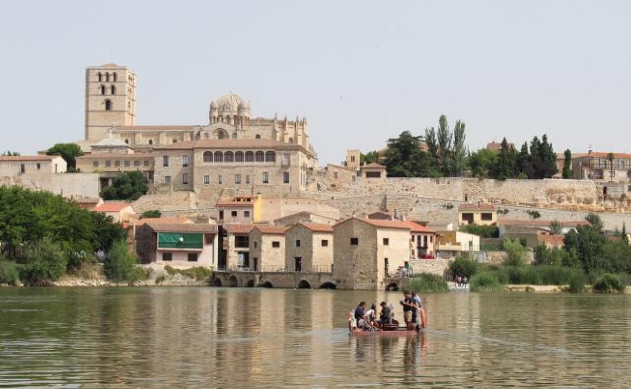 Barcaza en el río Duero, con las aceñas de Olivares al fondo. 