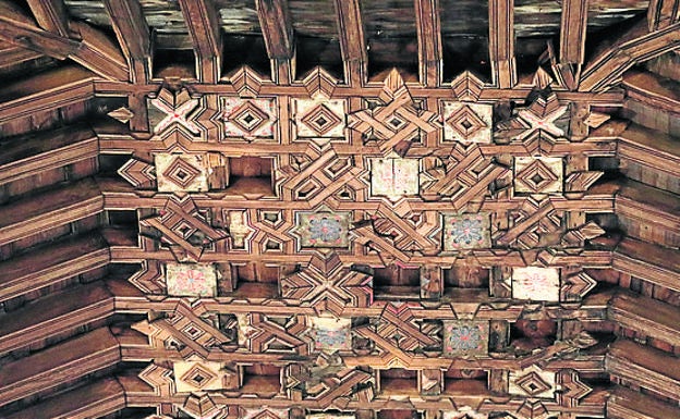 Imagen principal - Arriba, detalle de la pieza central del artesonado de la iglesia; mural del salmantino Pablo S. Herrero sobre el frontón que forma parte del Camino de los Prodigios y retablo mayor de la iglesia de San Fabián y San Sebastián, realizado en 1795 por Antonio Vázquez.