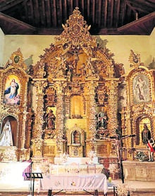 Imagen secundaria 2 - Arriba, detalle de la pieza central del artesonado de la iglesia; mural del salmantino Pablo S. Herrero sobre el frontón que forma parte del Camino de los Prodigios y retablo mayor de la iglesia de San Fabián y San Sebastián, realizado en 1795 por Antonio Vázquez.