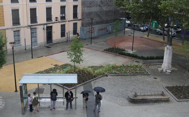 Espacios ajardinados en torno a la fuente, que vuelve a manar, y hueco para los juegos infantiles. 