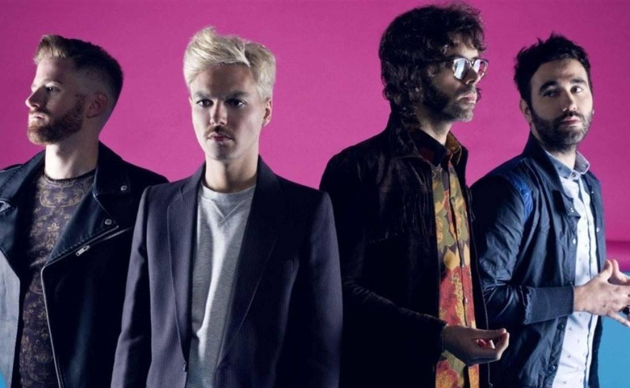 Componentes de Miss Caffeina con Alberto Jiménez, segundo por la izquierda.