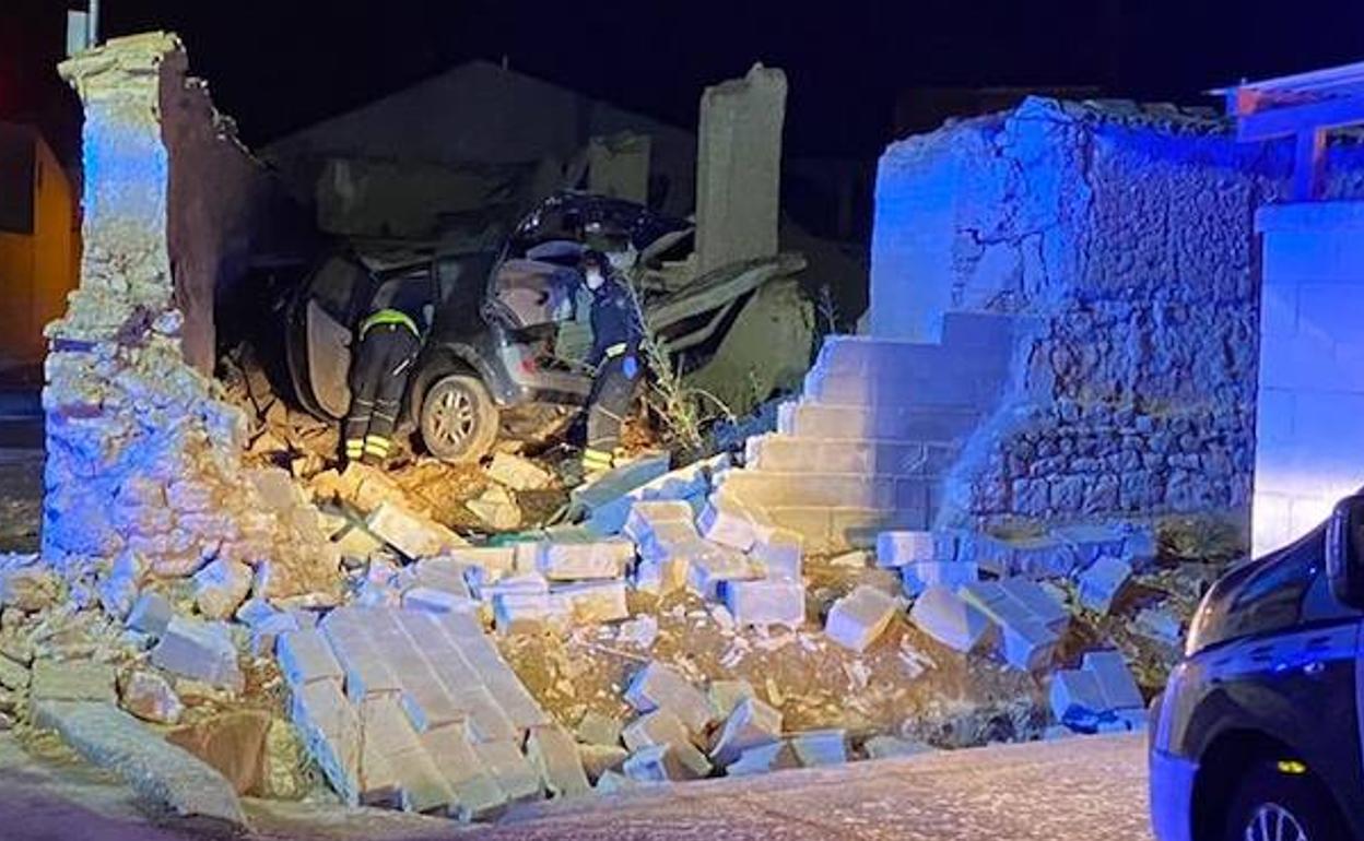 Los Bomberos examinan el coche de la víctima, que se coló en un corral en Gallegos de Hornija.