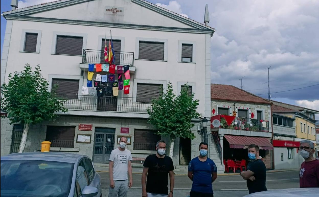 Miembros de la asociación y la Corporación delante del Ayuntamiento.