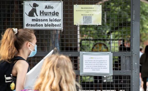 El presidente del colegios de médicos de Alemania desaconseja cerrar colegios por los brotes