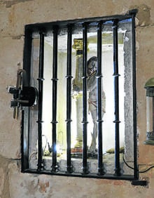 Imagen secundaria 2 - Arriba, capilla mozárabe de Aldeaseca de la Armuña, entidad local menor de Villares de la Reina; vivienda que conserva restos de la fachada de 1822 e imagen de Jesucristo de gran valor por estar tallada en una sola pieza, que se encuentra en la iglesia de Aldeaseca de Armuña 