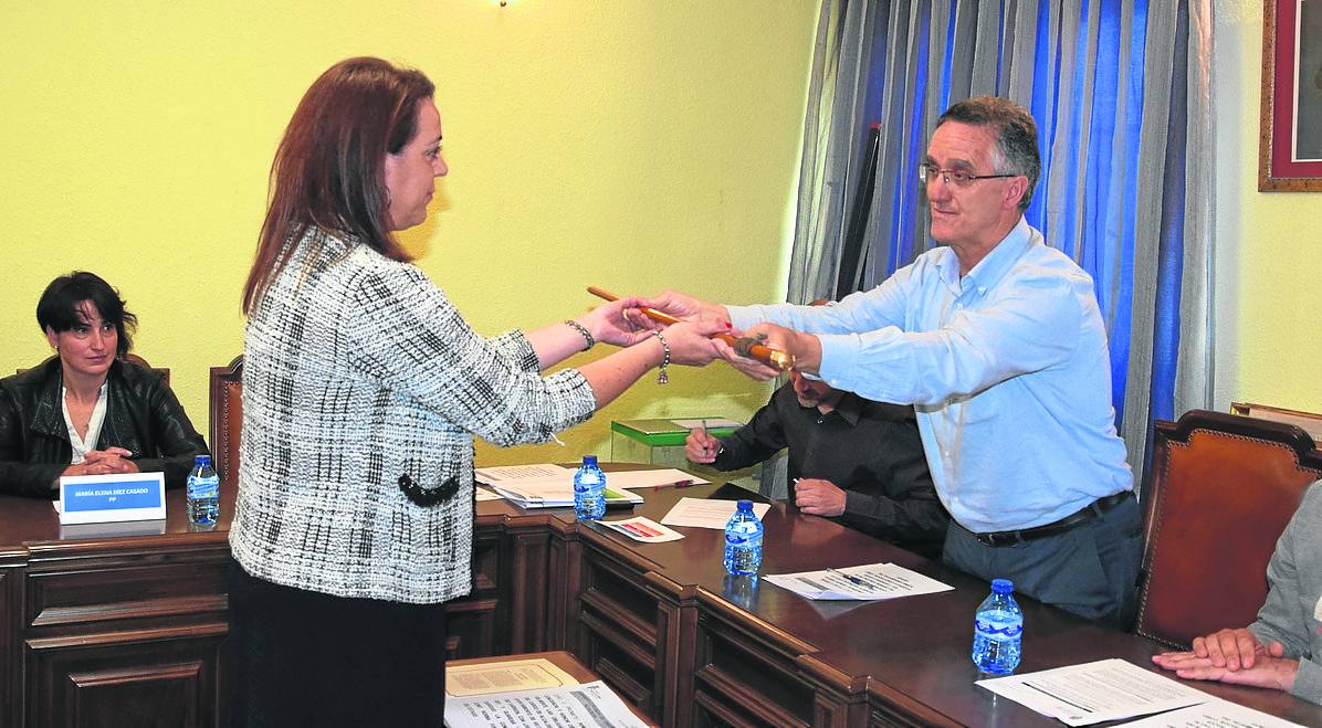 Gonzalo Pérez le entrega el bastón de mando a Belinda Mencía en junio de 2019.